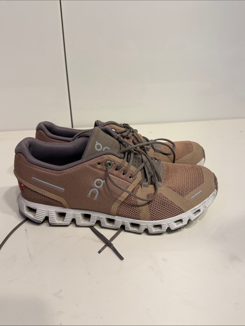 Gently used oncloud athletic shoes blush women’s 6.5